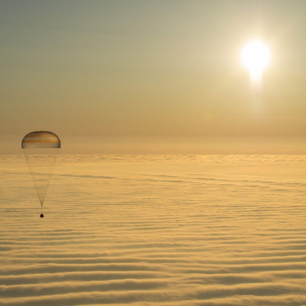 spacecraft-678112_1920-1536x1109